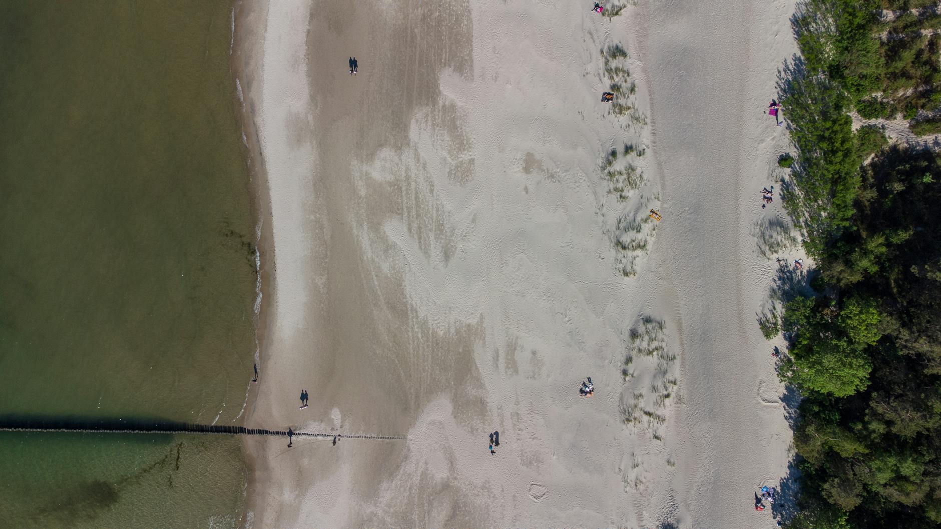 Widok na plażę i latarnię morską w Ustce